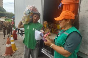 Sudes entrega mais de 100 cestas básicas para carroceiros de Maceió