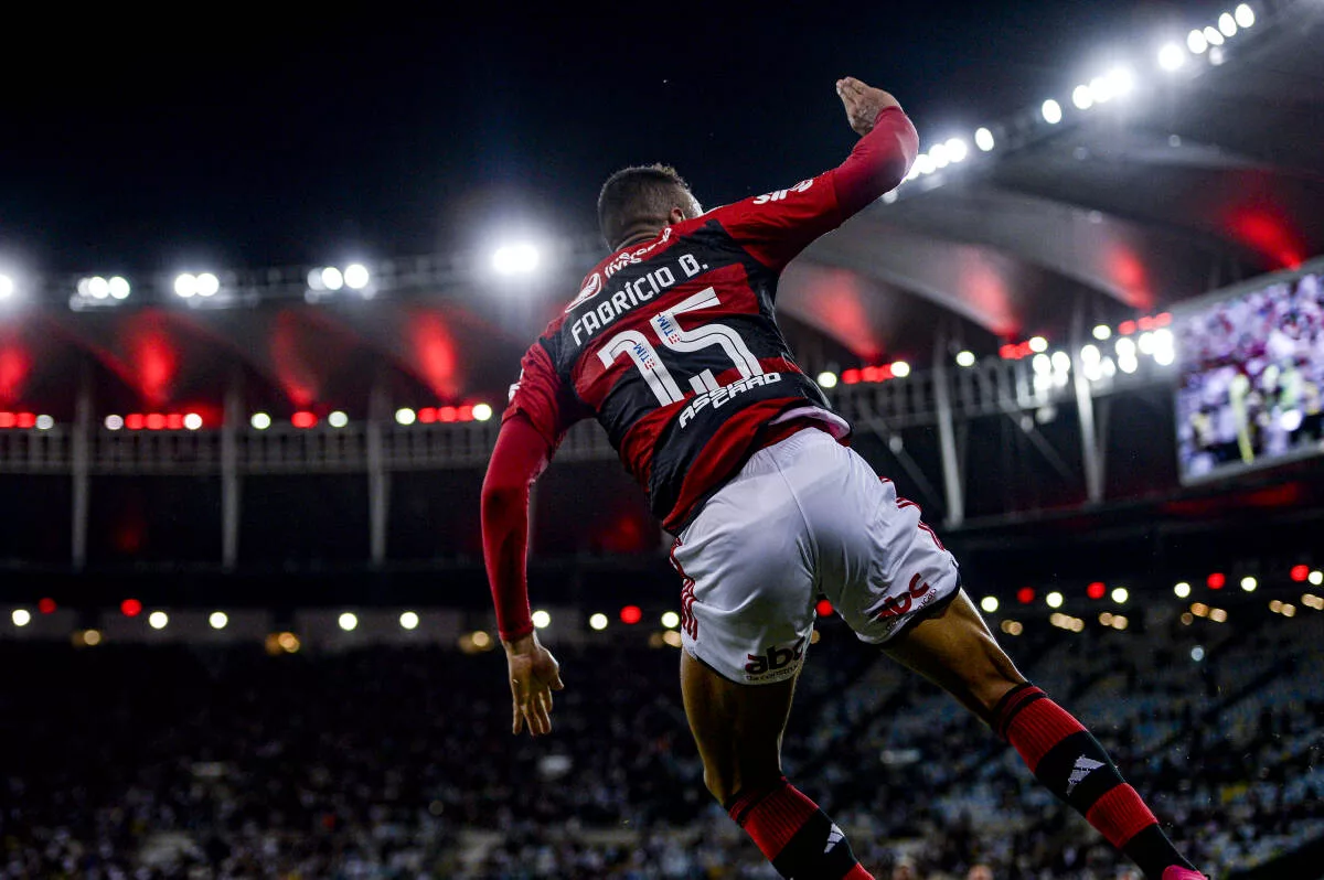 Flamengo vence Vasco de virada em clássico de cinco gols e agora tem vantagem por vaga na final do Carioca