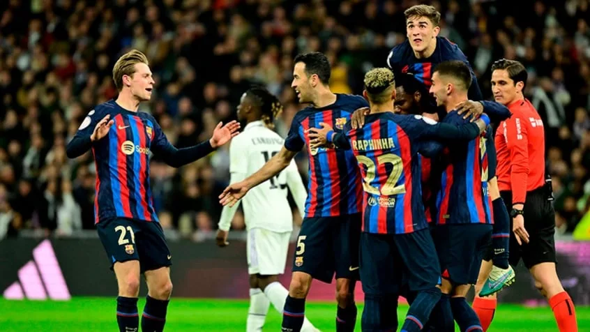 Barcelona vence Real Madrid no Bernabéu com gol contra de Militão e larga na frente por vaga na final da Copa do Rei