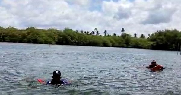 Vídeo: pescadores são resgatados quando tentavam atrevessar a nado canal na lagoa Manguaba