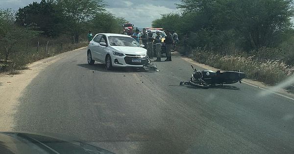 Sem capacete, motociclista fica em estado grave após bater em veículo, em Caíbras