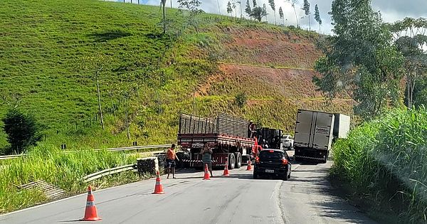 Acidente com três caminhões deixa motorista preso às ferragens, em Joaquim Gomes