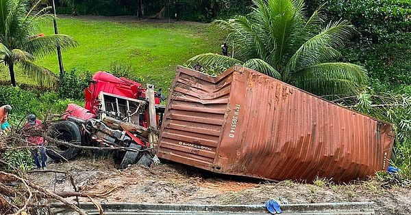 Caminhão capota e idoso fica ferido na BR-101, em Joaquim Gomes