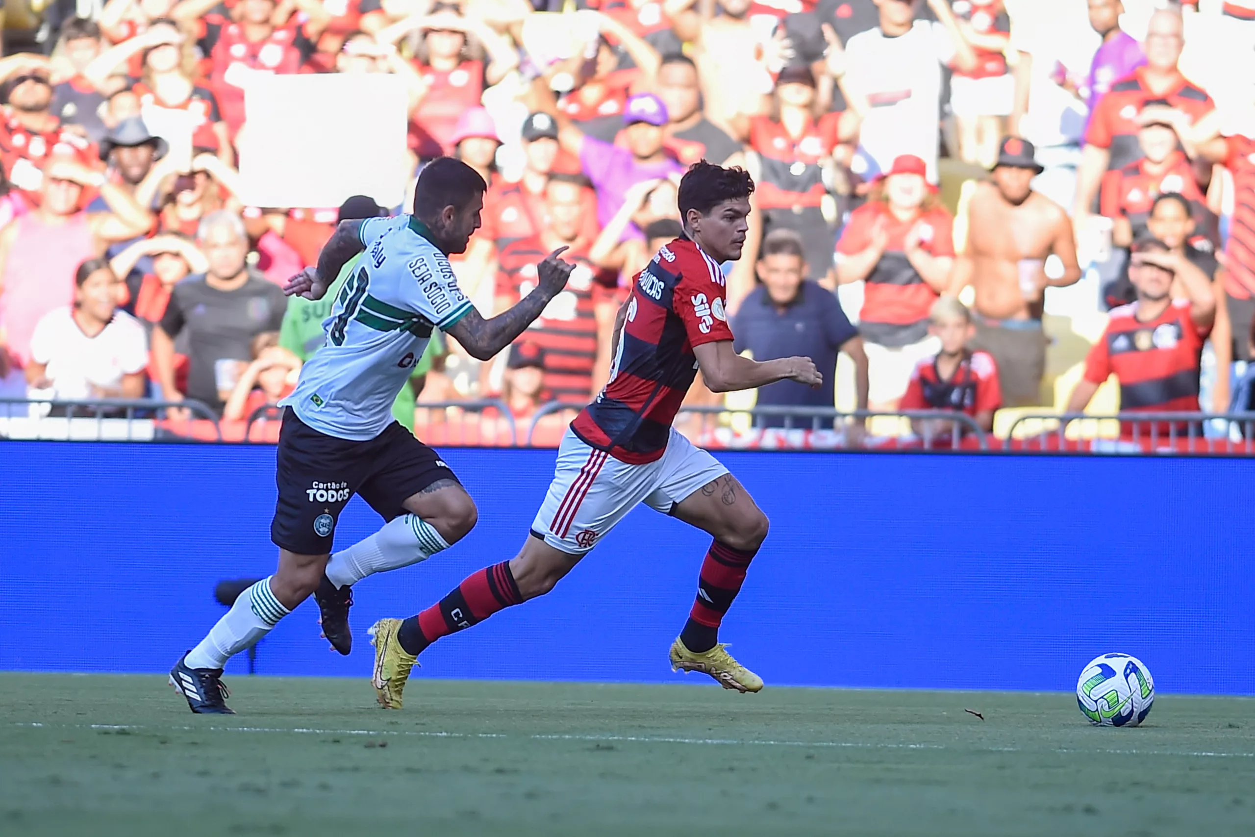 Sob os olhares de Sampaoli, Flamengo passeia e vence o Coritiba na estreia do Brasileirão