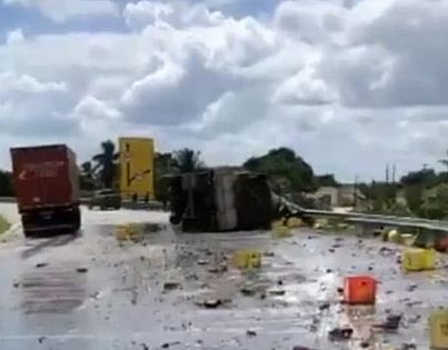 Carga de cerveja é saqueada após carreta tombar na BR-101, em Porto Real do Colégio