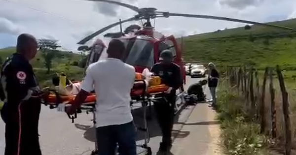 Vídeo: jovem fica preso às ferragens após carreta tombar em Viçosa