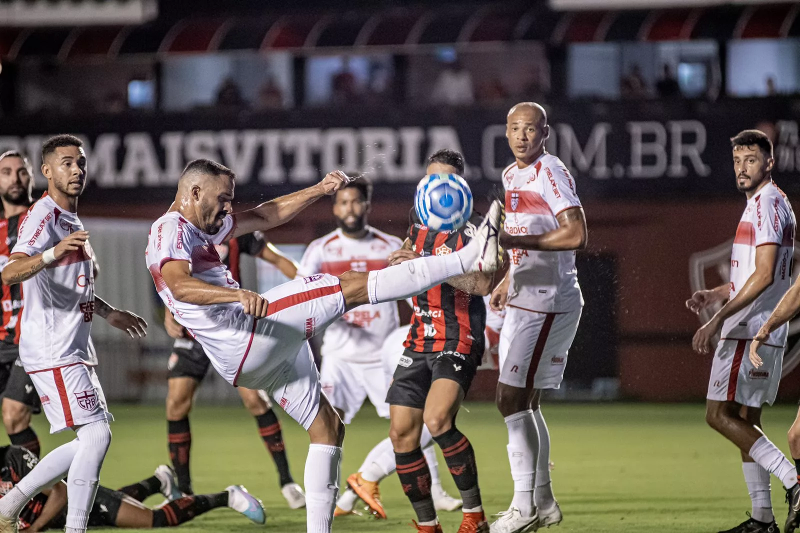 CRB sofre gol no fim e segue na zona do rebaixamento da Série B