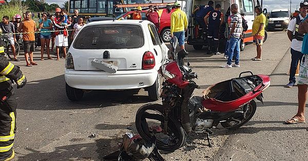 Motociclista se envolve em acidente e atravessa para-brisa de carro na AL-115