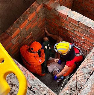 Idoso é resgatado após escorregar no quintal de casa e cair em fossa, em Arapiraca