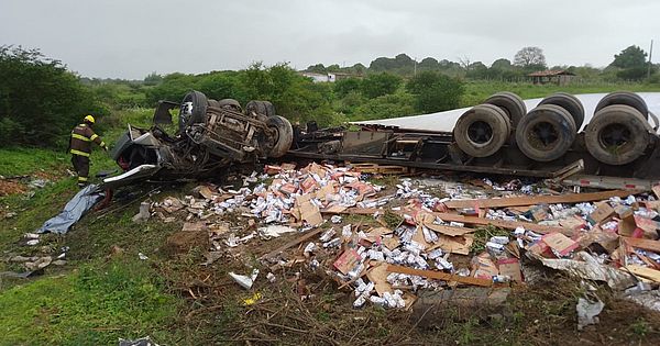 Uma pessoa morre e outra fica ferida após carreta tombar em trecho da AL-115