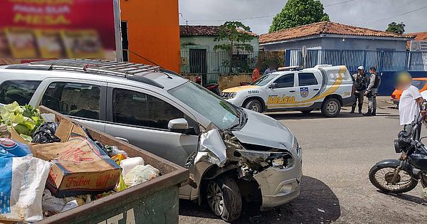 Motorista atinge container de lixo e bate em motos estacionadas em rua de Arapiraca