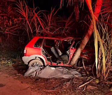 Motorista é suspeito de atropelar três pessoas antes de bater em coqueiro; passageira morreu