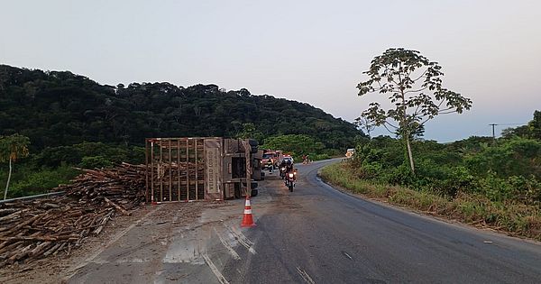 Tombamento de caminhão na AL-413 deixa condutor ferido e trânsito é afetado por interdição