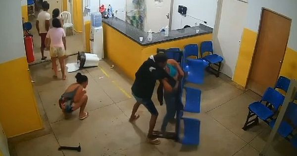 Vídeo: família revoltada com morte de paciente “destrói” área de recepção de unidade de saúde de AL