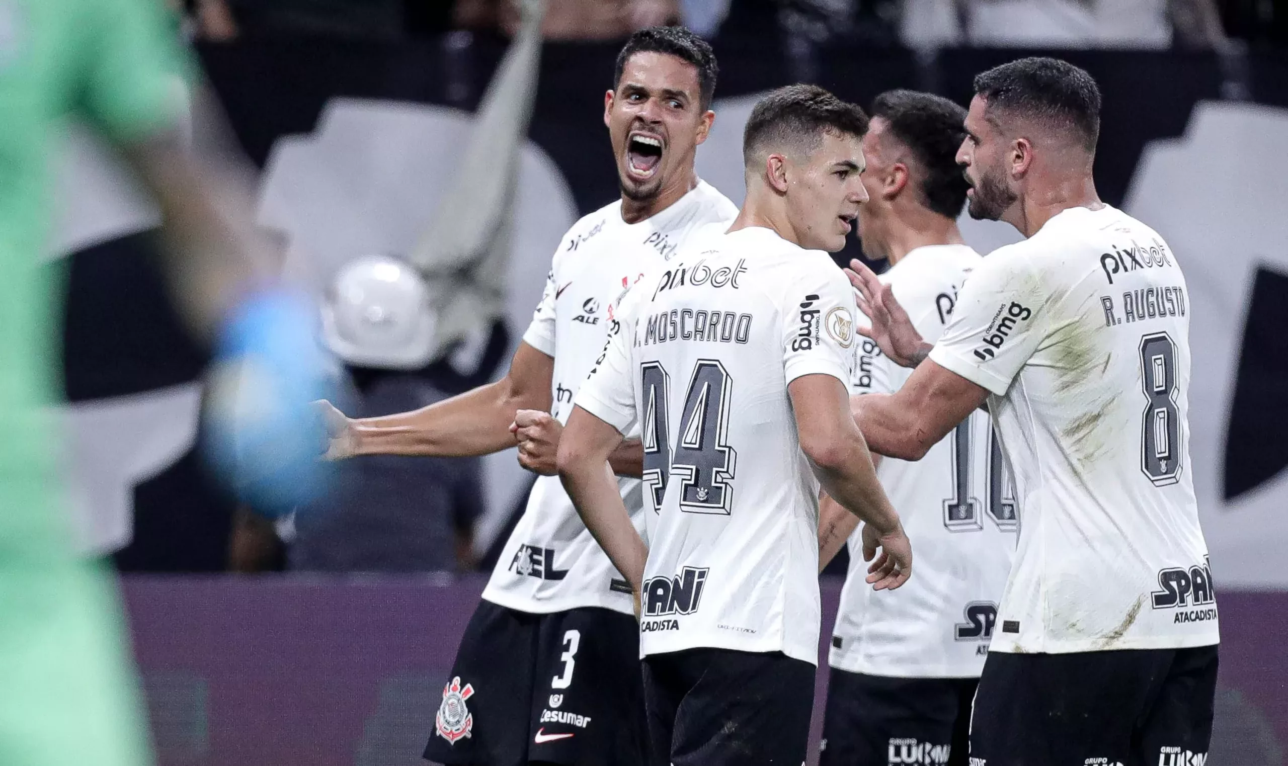 Corinthians e Grêmio ficam no empate em ‘jogo maluco’ de 8 gols em noite de Luxemburgo vaiado na Neo Química Arena