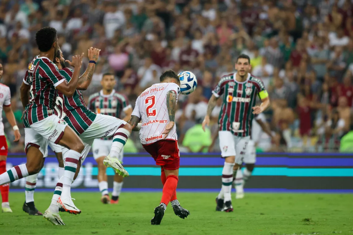 Cano faz dois, Fluminense supera expulsão e busca empate com o Inter em jogo elétrico na semifinal da Libertadores