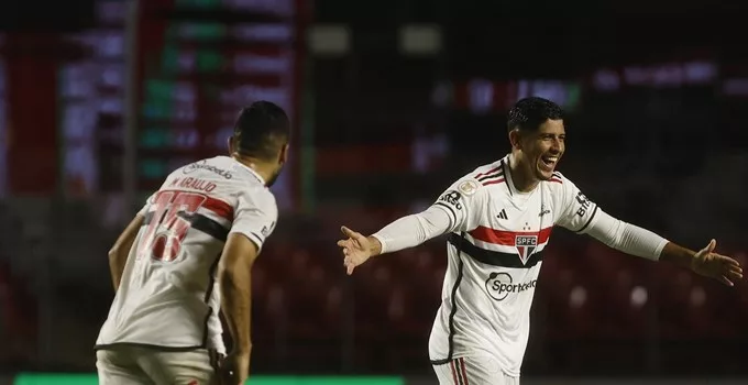 São Paulo evita ‘ressaca’ pós-título, vence o Coritiba no Morumbi e se afasta da zona de rebaixamento do Brasileirão