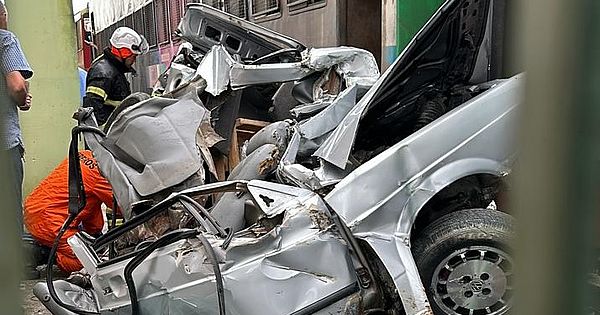 Carro é arrastado e esmagado após colidir com trem em Satuba; motorista fica ferido