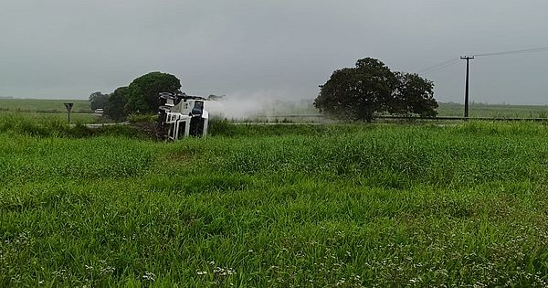 Caminhão-tanque carregado de oxigênio líquido tomba em Satuba; trânsito é interditado