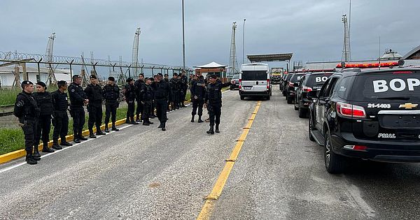 Corpo de tenente Taveira é levado em cortejo para velório na Academia da Polícia Militar de Alagoas