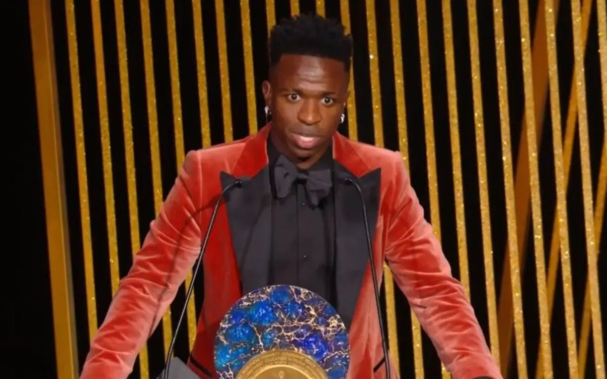 Premiado, Vinicius Jr. cita Pelé, discursa contra racismo e ganha apoio de Drogba: ‘Você não está sozinho’