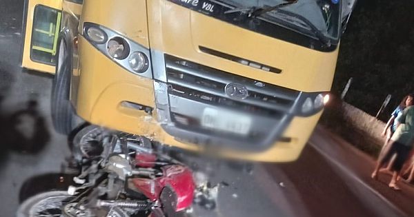 Colisão entre moto e ônibus escolar deixa um morto e outro ferido em São Sebastião