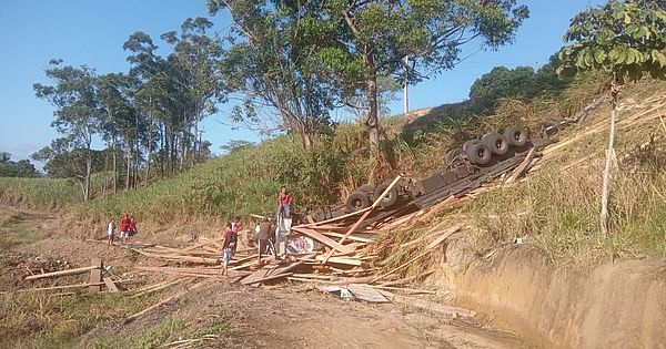 Motorista morre após carreta com carga de madeira tombar no interior de Alagoas