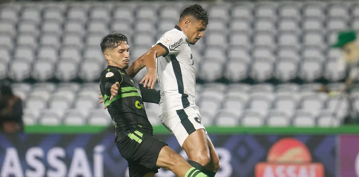 Botafogo faz e leva gol nos acréscimos, tropeça no rebaixado Coritiba e segue em jejum no Brasileirão