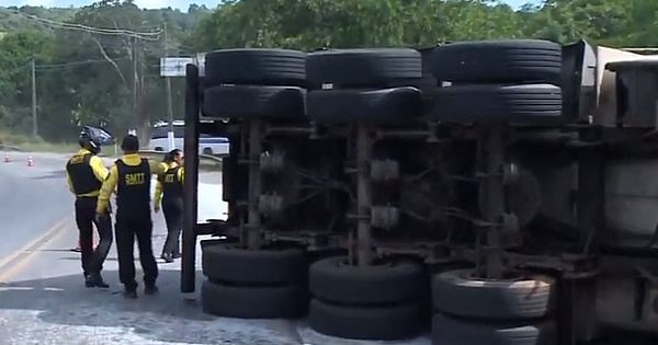 Tombamento de caminhão deixa trânsito lento na Ladeira do Catolé; motorista sai ileso