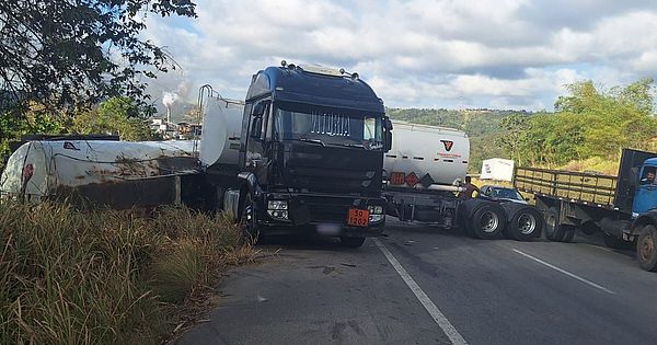 Caminhão carregado de óleo diesel tomba e fica atravessado em trecho da BR-101, em Teotônio Vilela