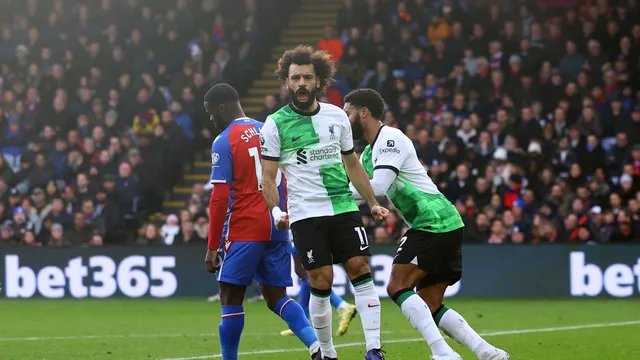 Liverpool vira mais um, vence o Palace com golaço no fim e ‘secará’ o Arsenal para ser líder da Premier League