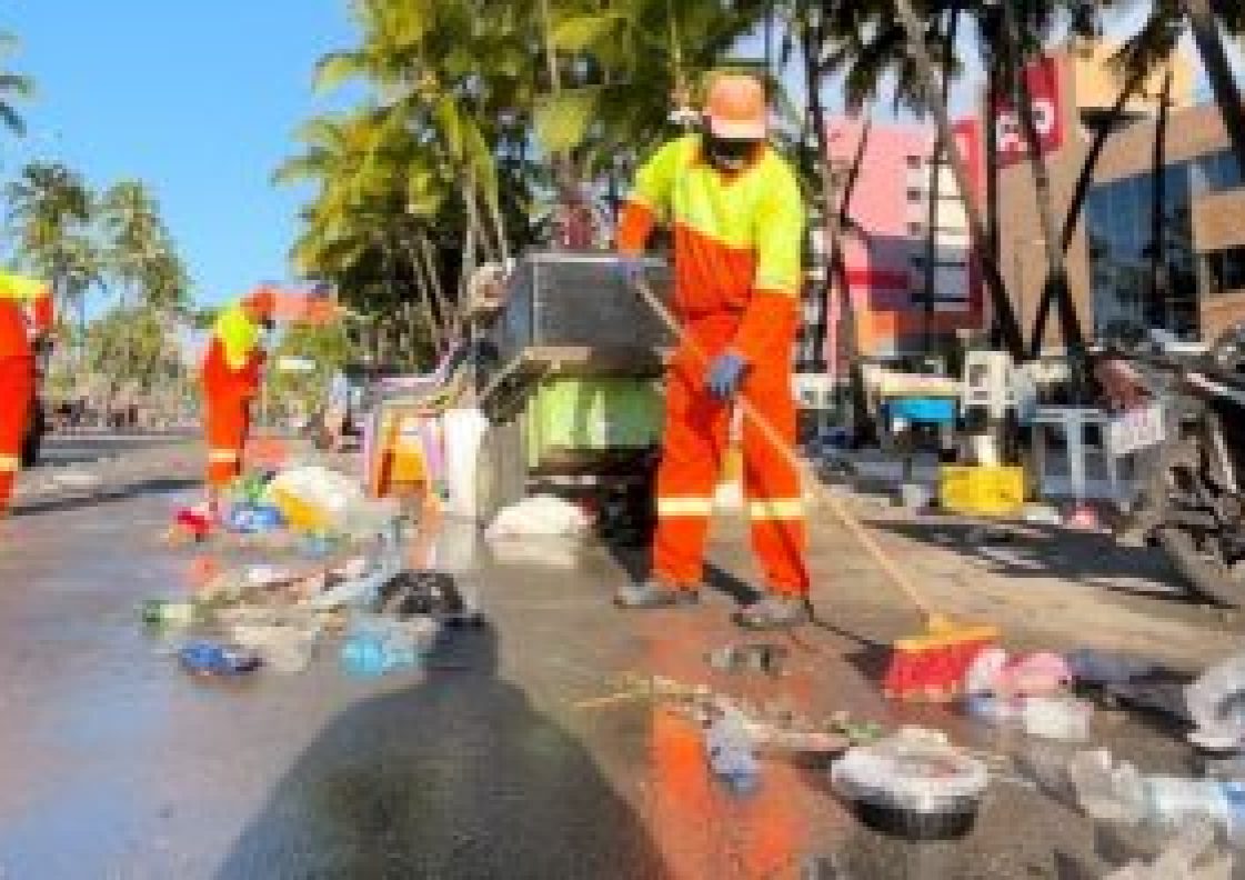 Prefeitura de Maceió recolhe 61 toneladas de lixo deixadas nas praias durante a virada