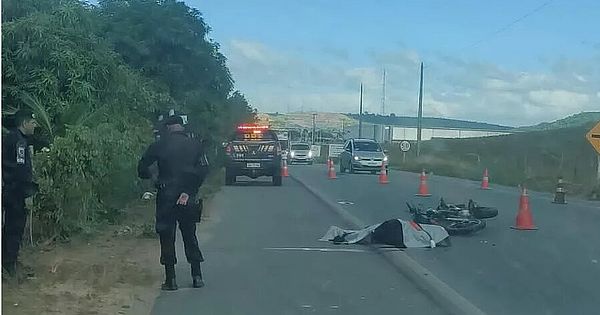 Guarda municipal morre após colidir moto contra animal na BR-104, em Murici