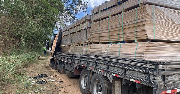 Motorista relata momento em que cabeceira de ponte cedeu: “o caminhão afundou”