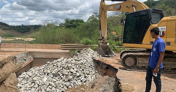 Vídeo: cratera em cabeceira de ponte na BR-101 começa a ser preenchida