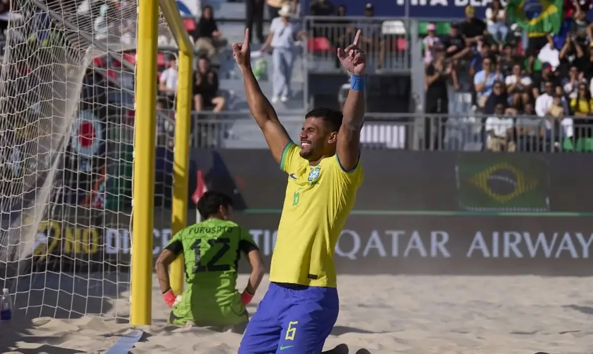 Mundial de Beach Soccer: Brasil goleia Japão para alcançar semifinal