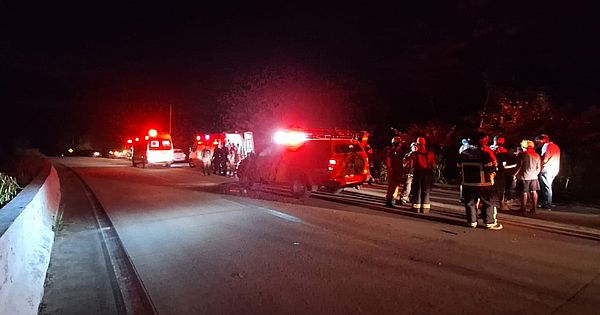 Seis pessoas ficam feridas após ônibus tombar em trecho da BR-101, em Joaquim Gomes