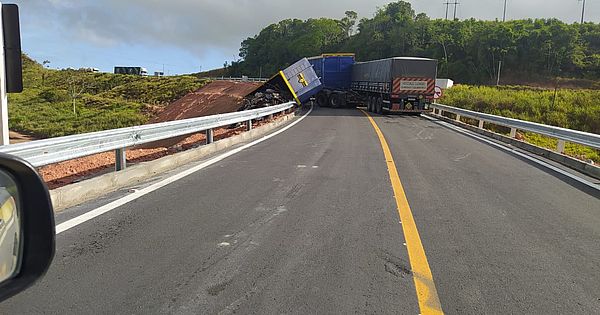 Trecho da BR-101 é liberado parcialmente após acidente entre dois caminhões