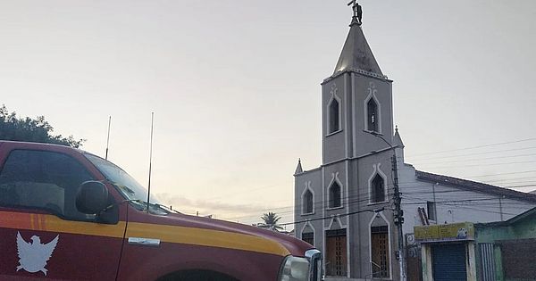 Homem se agarra em cruz no topo de igreja em Arapiraca; VÍDEO