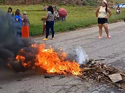 Vídeo: moradores de Flexeiras fazem protesto após duas semanas sem água