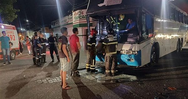 Colisão entre ônibus com estudantes deixa motorista ferido em Arapiraca