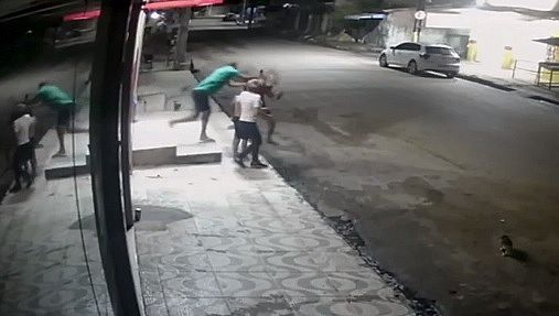 VÍDEO: homem dá socos em mulher e tenta sufocá-la no meio da rua, na Barra de Santo Antônio