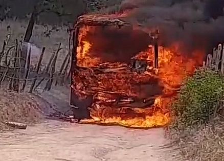 Incêndio destrói ônibus que transportava alunos na zona rural de São José da Tapera