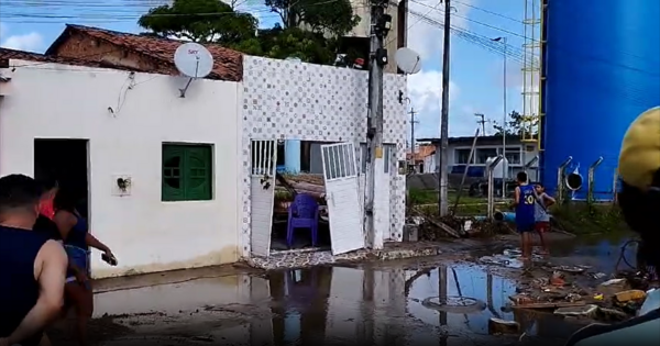 Rompimento em reservatório d’água alaga residências em Piaçabuçu