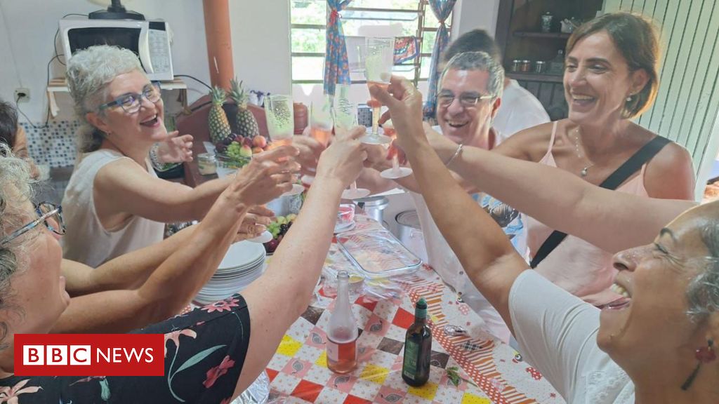 Terceira idade: os amigos que se uniram para construir vila para viver juntos na velhice