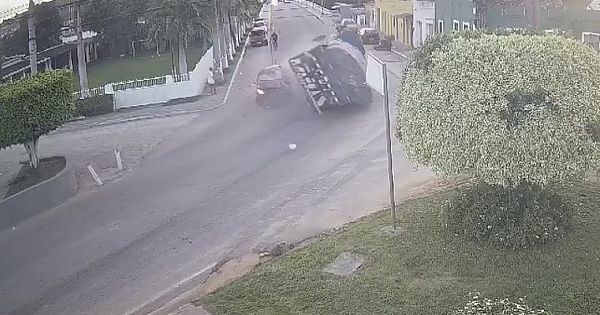 Vídeo flagra momento em que caminhão bate em carro e destrói imóveis, em Alagoas