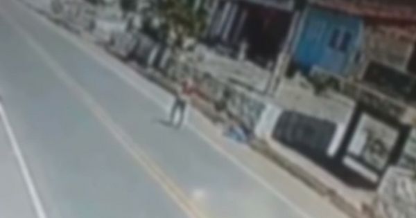 Vídeo: homem leva seis tiros enquanto esperava ônibus na Barra de Santo Antônio