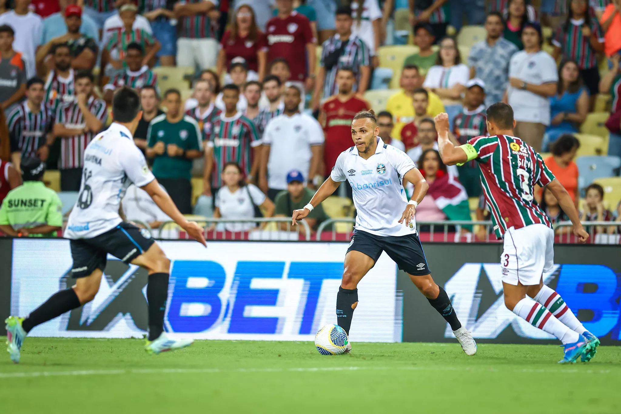 Grêmio busca empate e estraga noite do Fluminense no Maracanã