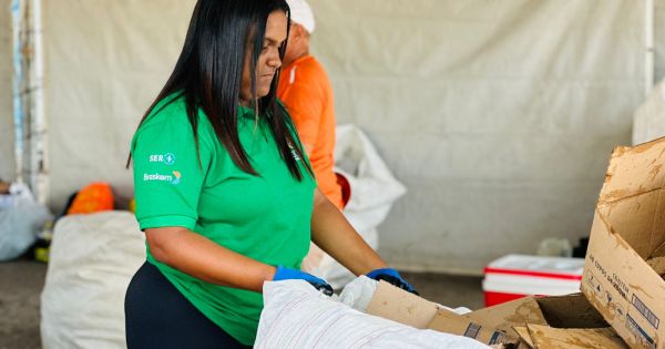 Cooperativa parceira da Prefeitura realiza coleta seletiva em evento de corrida na orla de Maceió