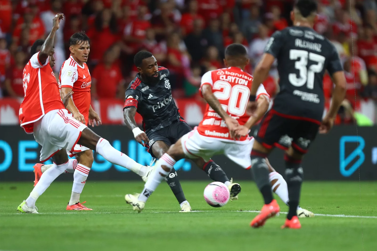 Flamengo cede empate para o Internacional no fim